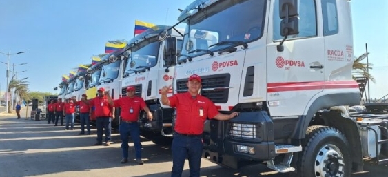 Ministro Tellechea entregó unidades tractoras para la distribución de combustible en Falcón