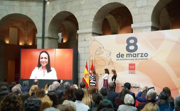 ¡Su mamá no viajó! Hija de María Corina Machado recibe premio en Madrid por Día de la Mujer