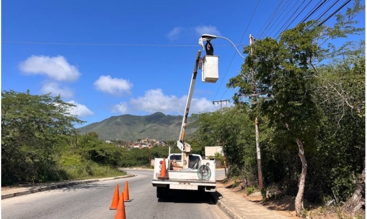 Programa «Maneiro es luz hoy» abrió la semana iluminando calles y avenidas del municipio