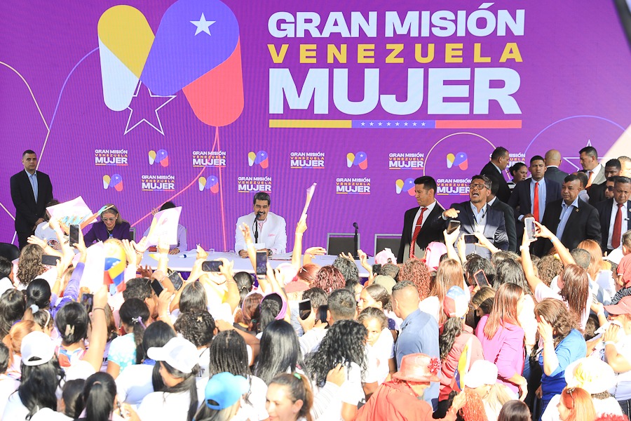 Presidente Maduro entregó 33 mil créditos a emprendedoras del país