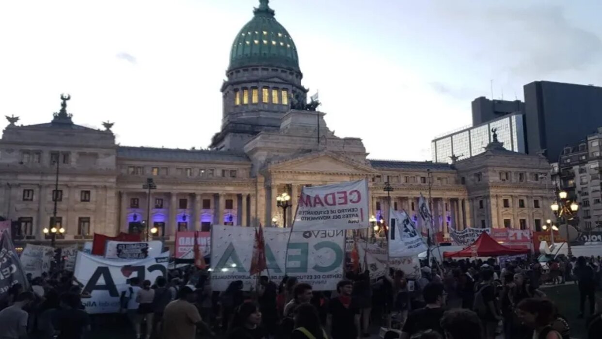 Protesta ante el Congreso argentino acaba con 22 personas con quemaduras por gas lacrimógeno lanzado por la Policía