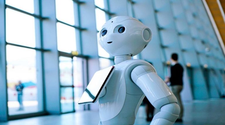 Crean robot para ayudar a los adultos mayores con alzhéimer