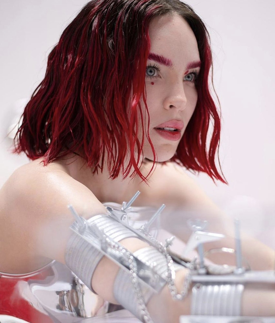 Belinda lucirá pelirroja en su próximo videoclip