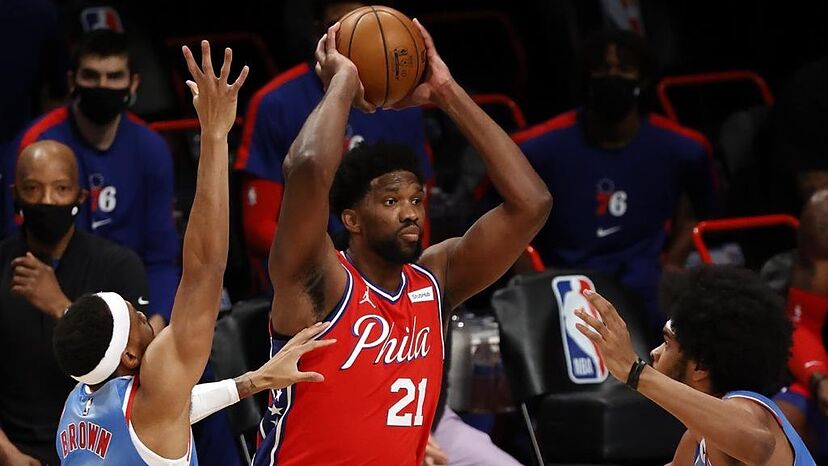 Anoche en la NBA: Los Sixers toman aire de la mano de Joel Embiid