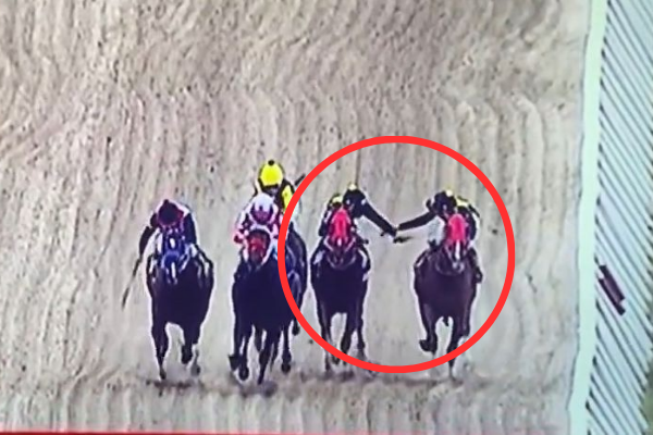 ¡Acto ilegal! Vean lo que ocurrió durante una carrera en el Hipódromo La Rinconada: Jinetes suspendidos por 1 año (+ Video)