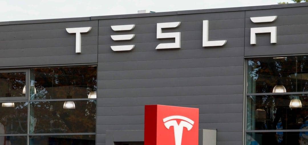 Utilidades de Tesla en 1er trimestre del año se desploman 55%, pero sus acciones suben