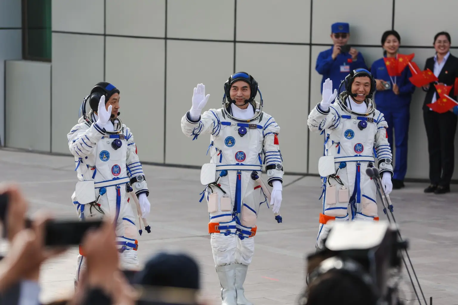 Tres astronautas chinos regresan a la Tierra tras seis meses en la estación espacial