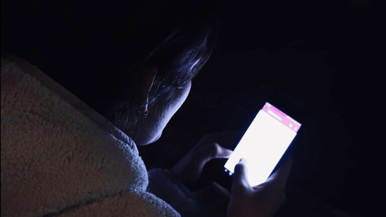 Un estudio reveló que la exposición nocturna a la luz aumenta el riesgo de padecer alergias