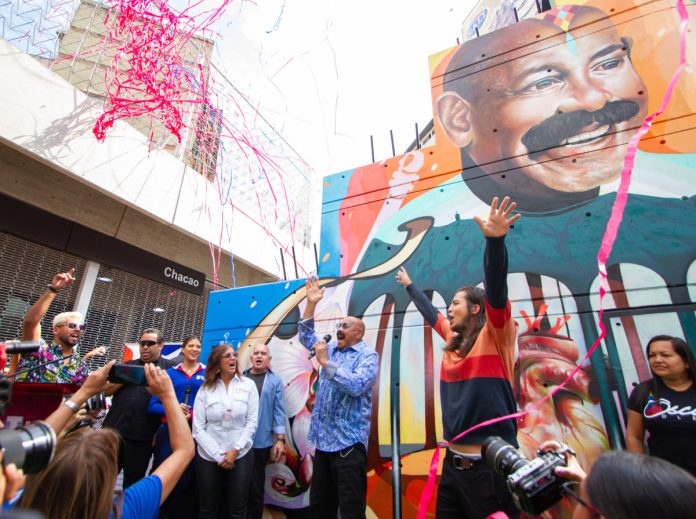 Oscar D’León lloró al inaugurar mural en su honor en Caracas