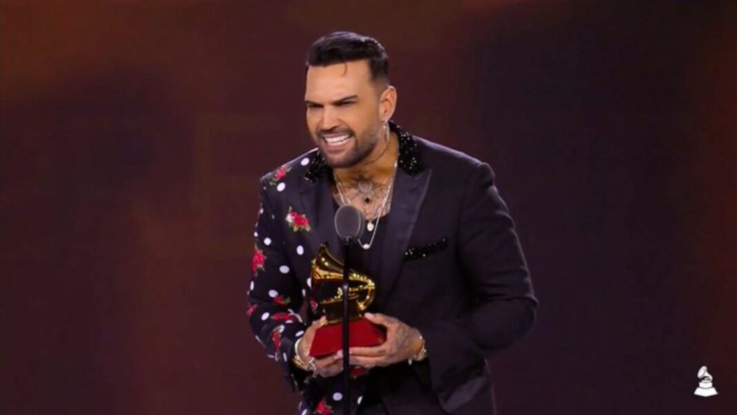 ¡Felicidades! Luis Fernando Borjas ya tiene en sus manos su Latin Grammy