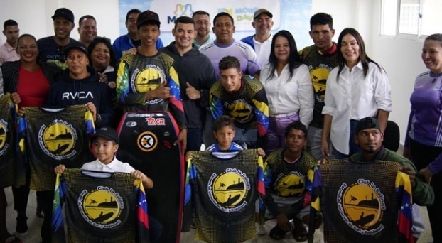 Alcalde Morel David Rodríguez dotó de uniformes a deportistas de Maneiro