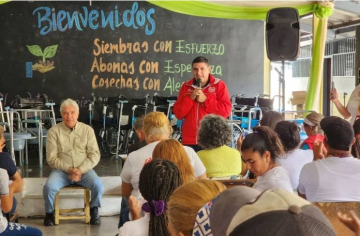 Gobernador Jehyson Guzmán y ministro Castro Soteldo entregaron ayudas técnicas en Zea