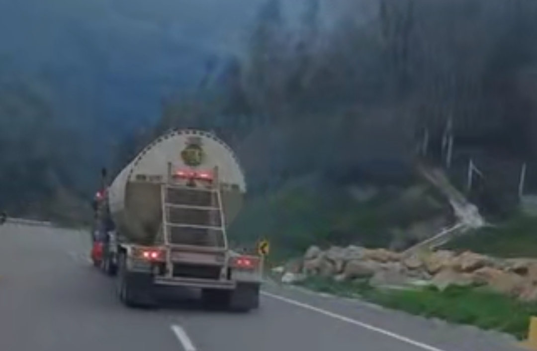 Accidente de tractomula sin frenos en Pamplonita: El conductor fue rescatado con vida (+ Video)