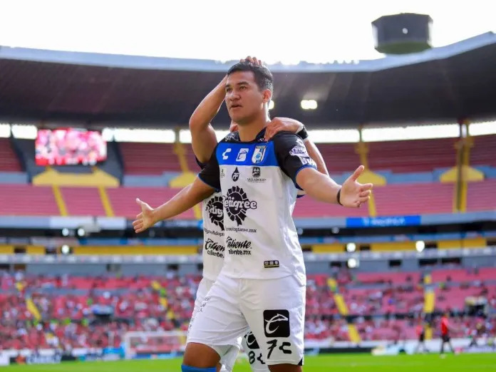 ¡Ambos vinotintos! Samuel Sosa le ganó el duelo a Jhon Murillo