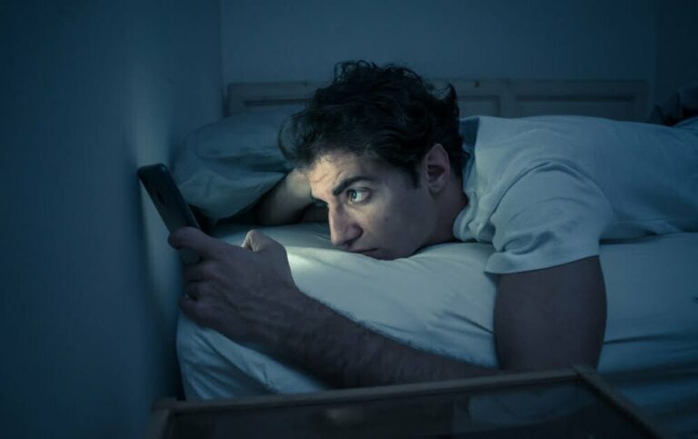 Entérate | Conozca los riesgos de usar el teléfono antes de dormir