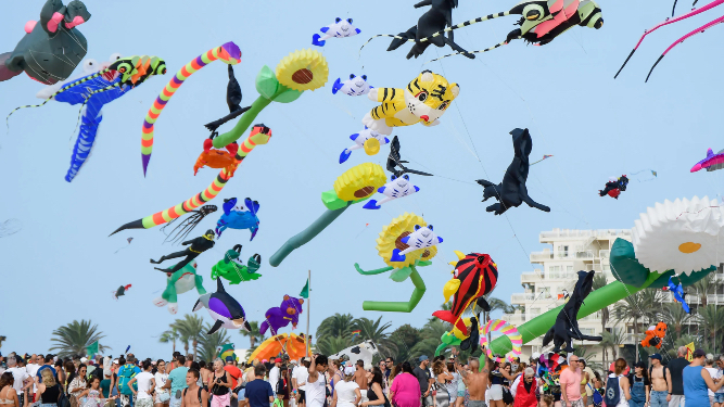 44ª edición del Festival Internacional de Cometas vuelve a la playa italiana de Cervia llenó de arte el cielo