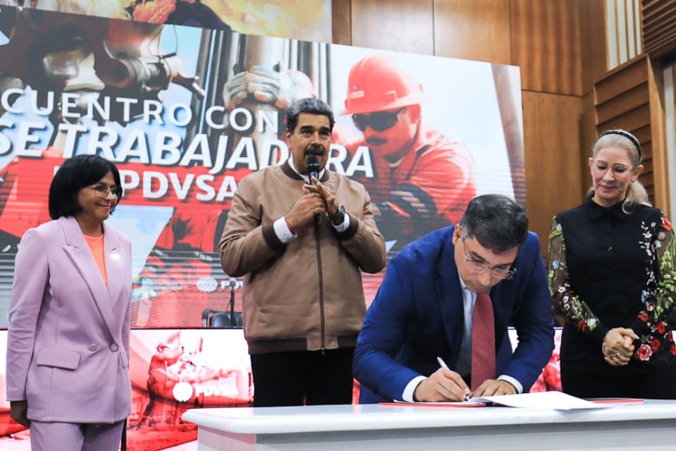 Maduro firmó el acta de independencia y soberanía de PDVSA