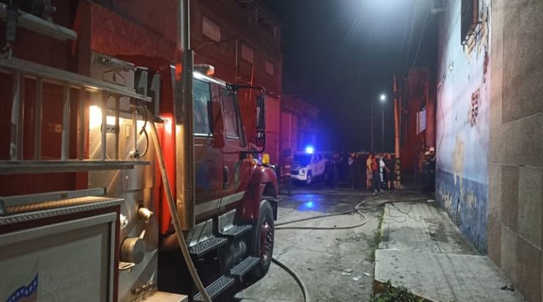Sistema Nacional de Gestión de Riesgo atendieron incendio en almacenes de La Guaira