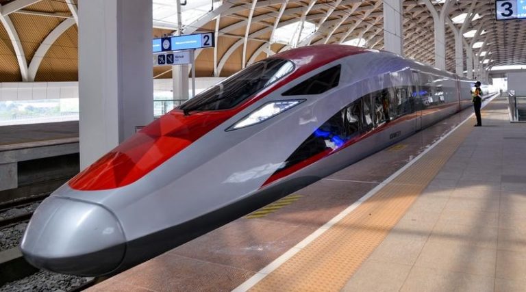 Tren bâla en Indonesia transporta a millones de pasajeros en seis meses