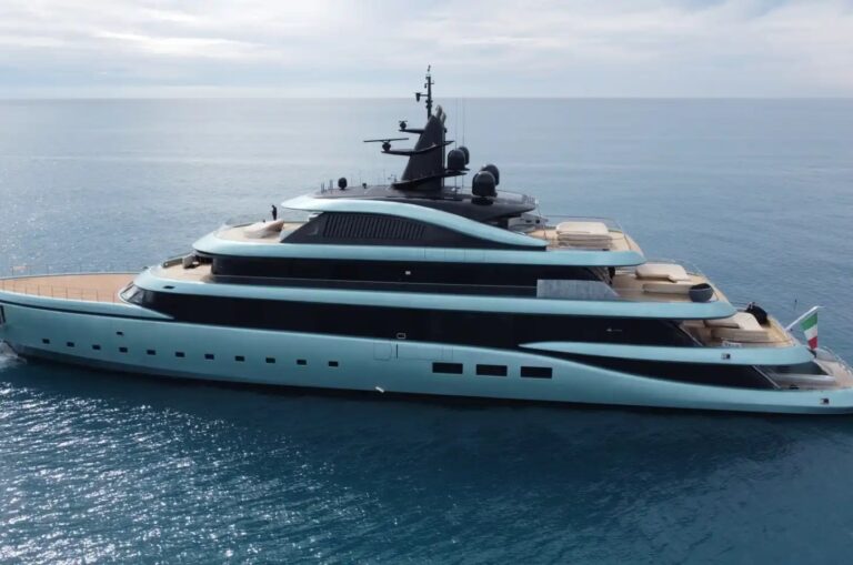 Un grupo de mujeres lanzaron dinero al mar en la Bahía de Biscayne (+ Video)