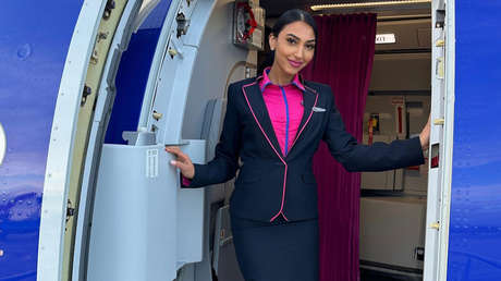 Asistente de vuelo revela la razón por la que saluda a los pasajeros mientras abordan (+ Detalles)