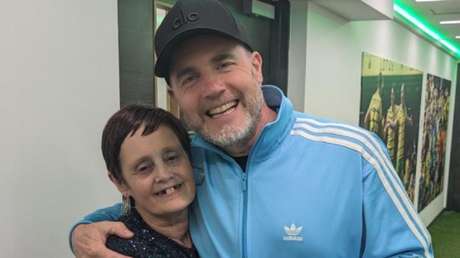 Famoso cantante se reúne con una fan víctima de un estafador que se hizo pasar por él (+ Detalles)