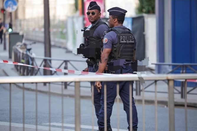 Un muërto y varios heridos en un tirøteo en una ciudad de París