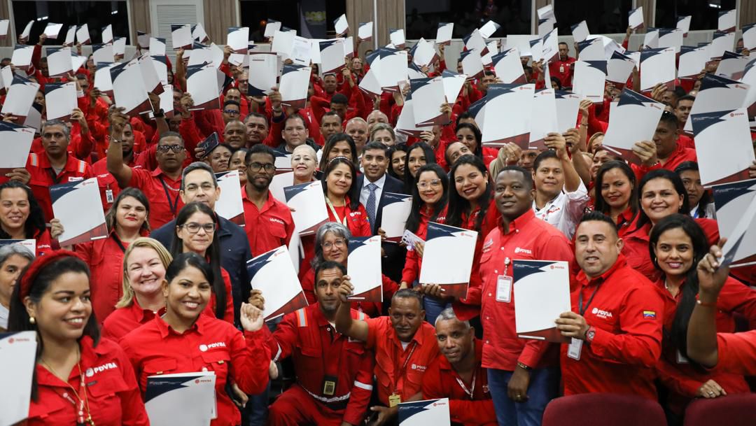 Ministro de Tellechea brinda beneficios a trabajadores de la industria petrolera en el Complejo MinPetróleo