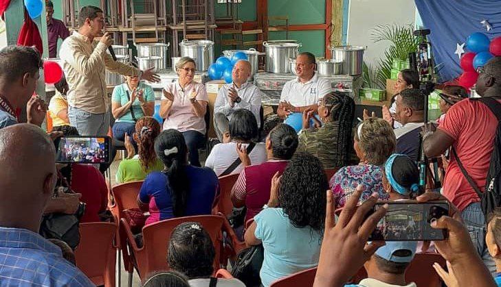 Dotan catorce escuelas de municipio Acevedo a través del 1×10