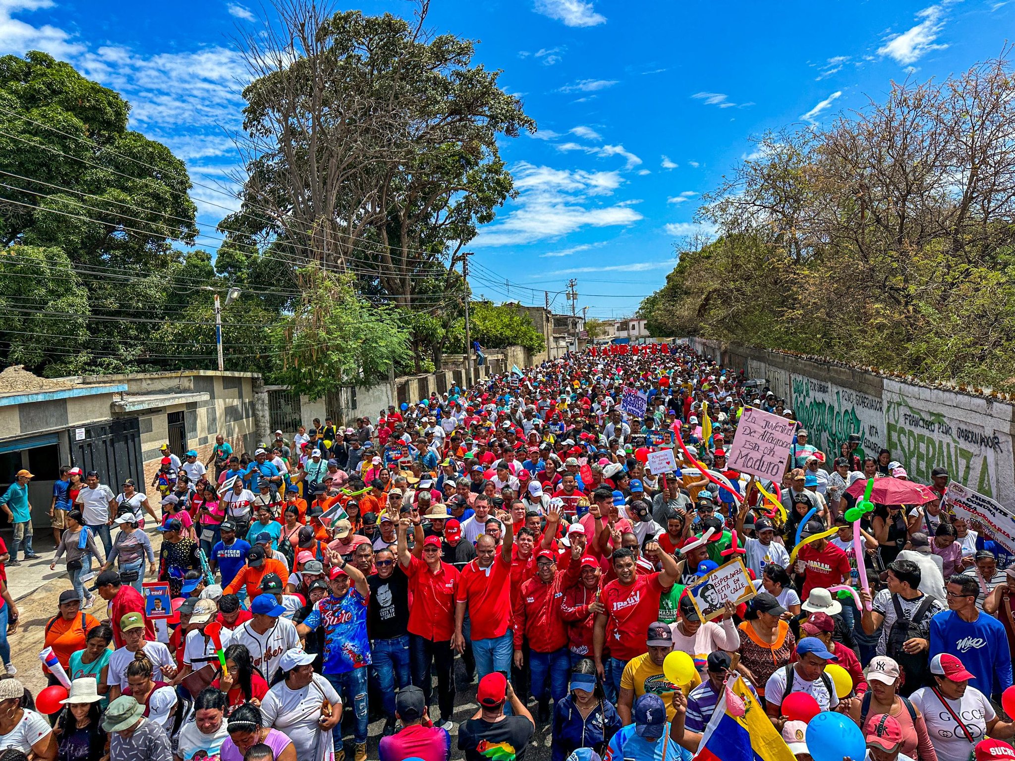 Sucre|| Habitantes de la parroquia Altagracia ratificaron con multitudinaria marcha su respaldo al presidente Maduro