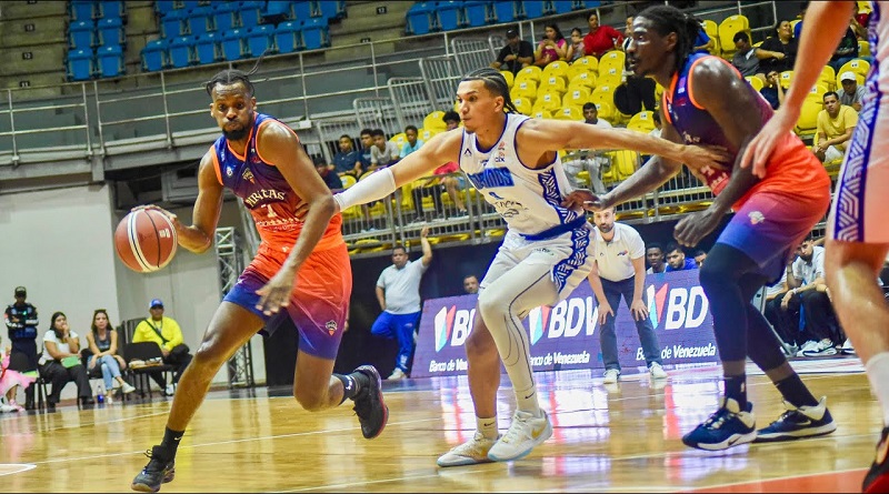 ¡En un buen comienzo! Marinos de Oriente pisa fuerte en la Superliga Profesional de Baloncesto 2024