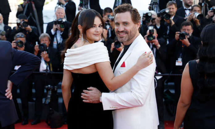 ¡Juntos y de la mano! Edgar Ramírez y Selena Gómez desfilaron en la alfombra roja del festival de Cannes (+ Detalles)