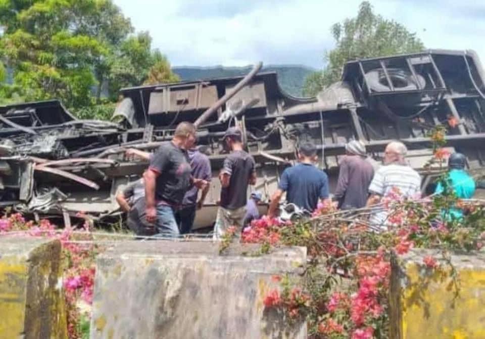 SUCRE| Volcamiento de club de baloncesto sucrense dejó un fallecidö y múltiples heridôs