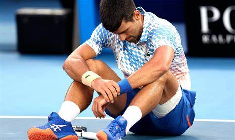 Lanzan botellazo a Djokovic durante firma de autógrafo en el Masters 1.000 de Roma