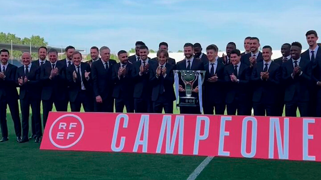 Real Madrid recibe trofeo de campeón de la Liga EA Sports por trigésima sexta vez