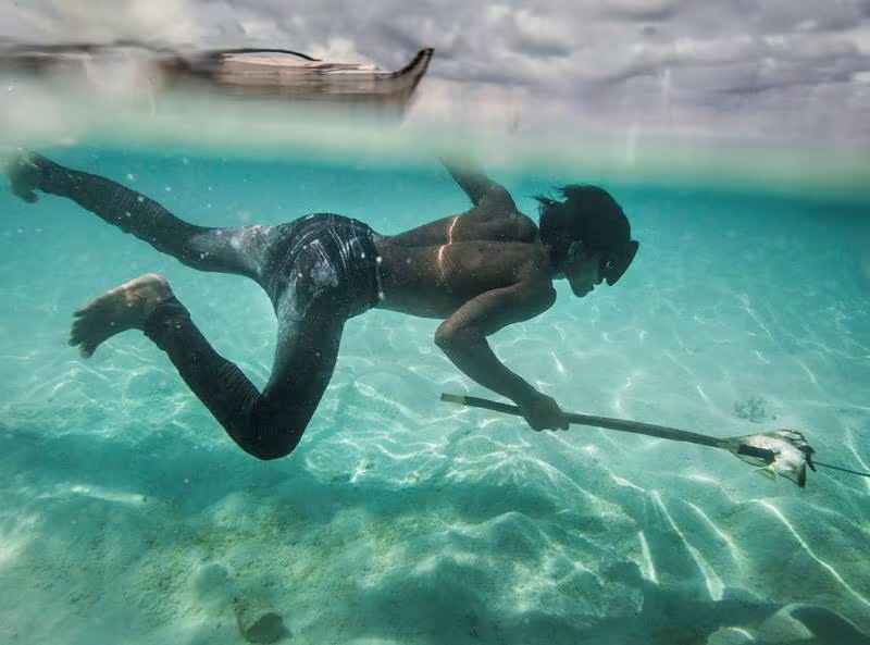 ¿Quiénes son los Bajau? La tribu que vive en el mar y son capaces de sumergirse hasta 10 minutos sin respirar