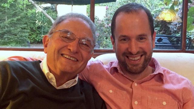 Hombre convirtió a su padre muerto en un chatbot «para conservar la esencia de su personalidad»