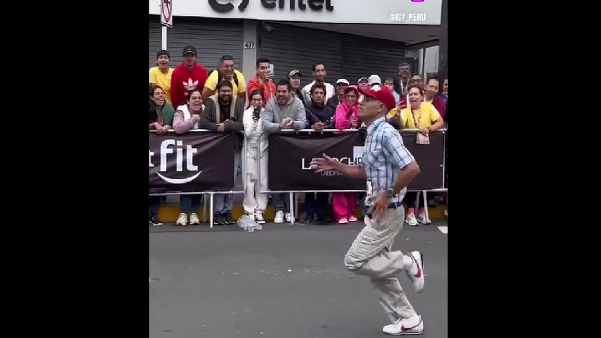 Sujeto se disfraza de Forrest Gump para correr maratón Lima 42K y se vuelve viral (+ Video)
