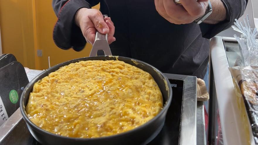 El truco viral de un chef para dar la vuelta a la tortilla de patatas y no fallar en el intento