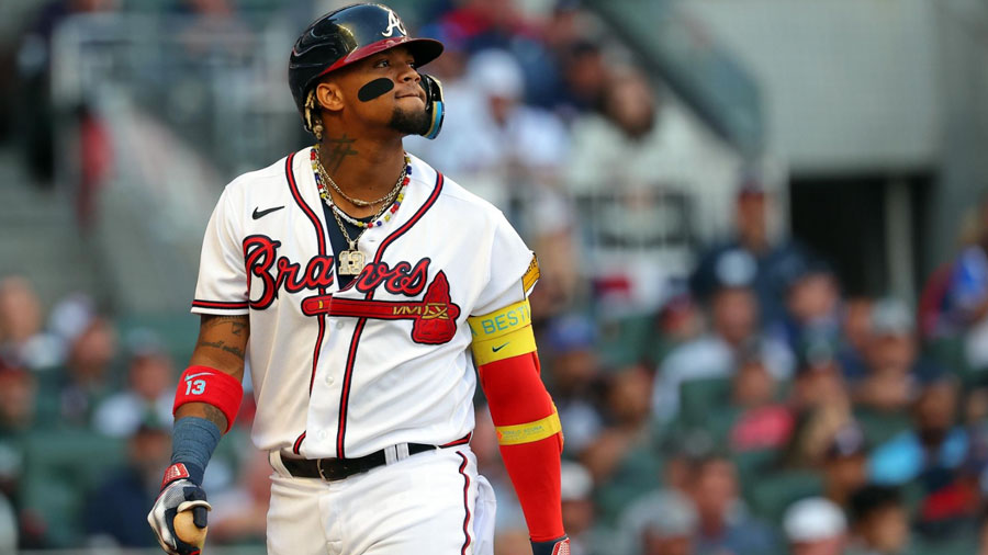 Ronald Acuña Jr. abandonó el juego de los Bravos con alarmante lesión en el tobillo izquierdo