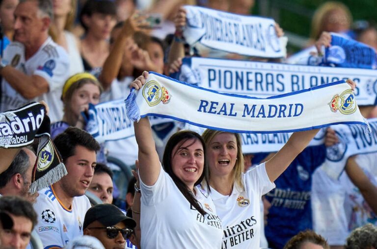 Aficionados del Real Madrid viajan a la final de la Champions en avión del Barcelona