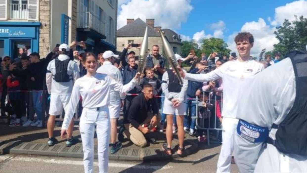 La antorcha de la llama olímpica continúa su recorrido por Normandía hacia París