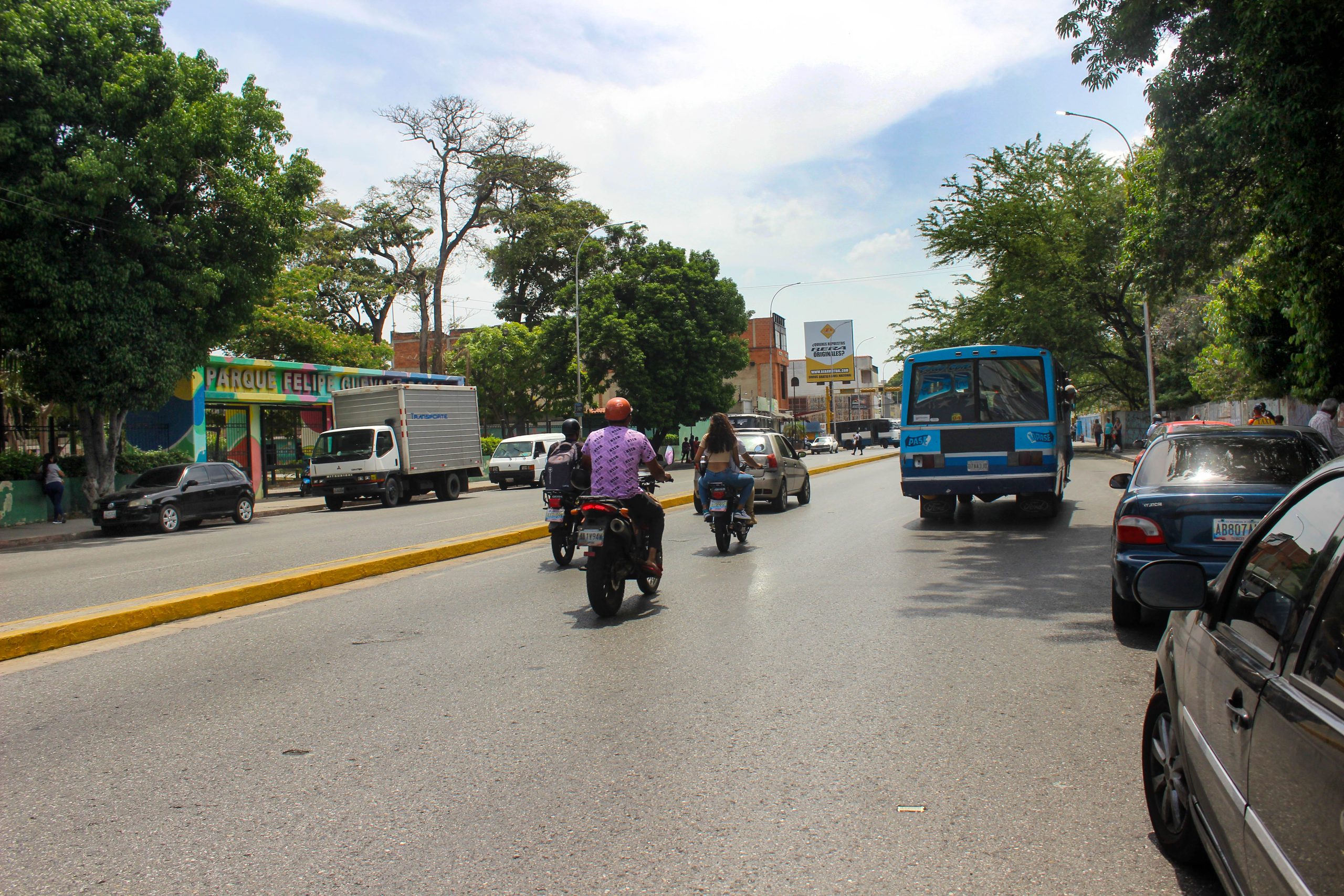 La imprudencia de este motorizado se hace viral por todo lo que llevaba a bordo ( + Video)