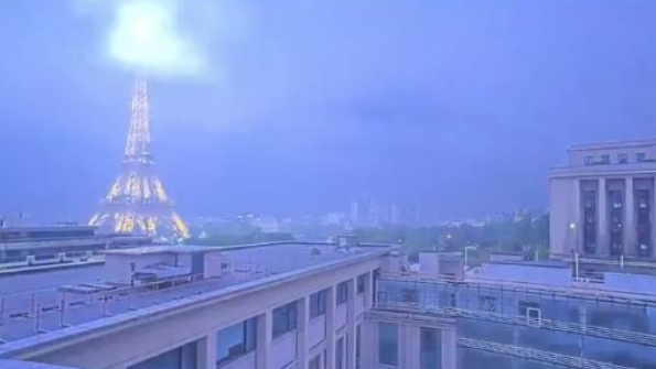 Francia| Rayo impacta sobre la Torre Eiffel durante tormenta eléctrica (+ Video)