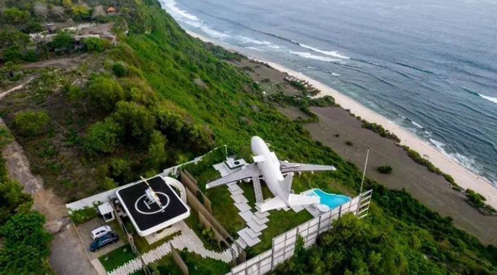 Así es alojarte en un antiguo Boeing 737 transformado en una villa de lujo en Bali