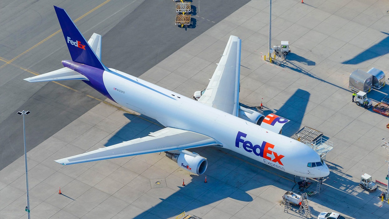 Un Boeing 767 de carga realiza un aterrizaje de panza en Estambul
