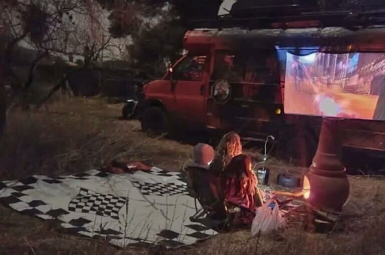 La historia de una familia latina que transformó un autobús escolar en su hogar en EEUU