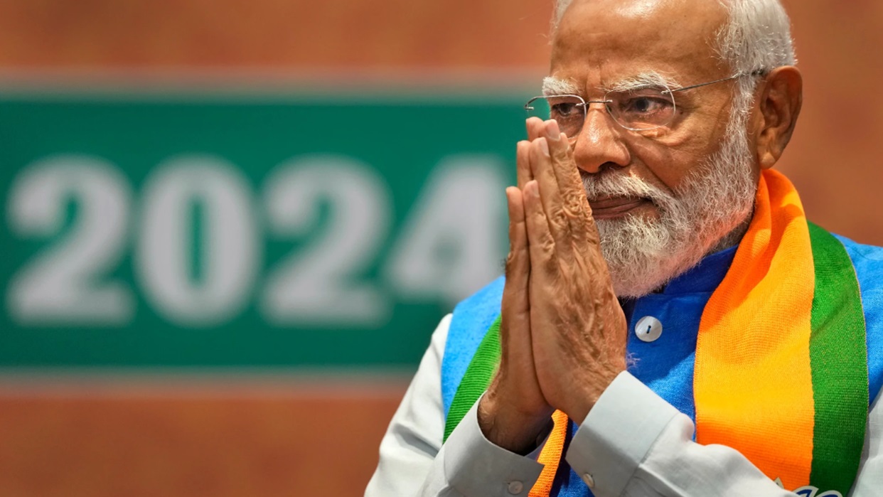 Modi vota en las elecciones generales de la India arropado por cientos de seguidores