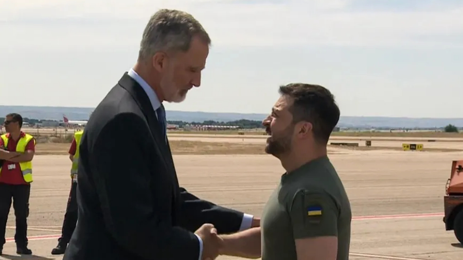 Zelenski agradece el «honor especial» de ser recibido por el rey en aeropuerto de Madrid