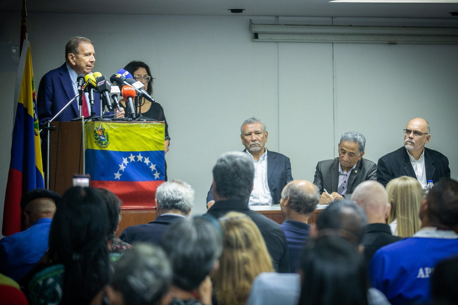 Edmundo González sostuvo reunión con profesores y trabajadores de la UCV
